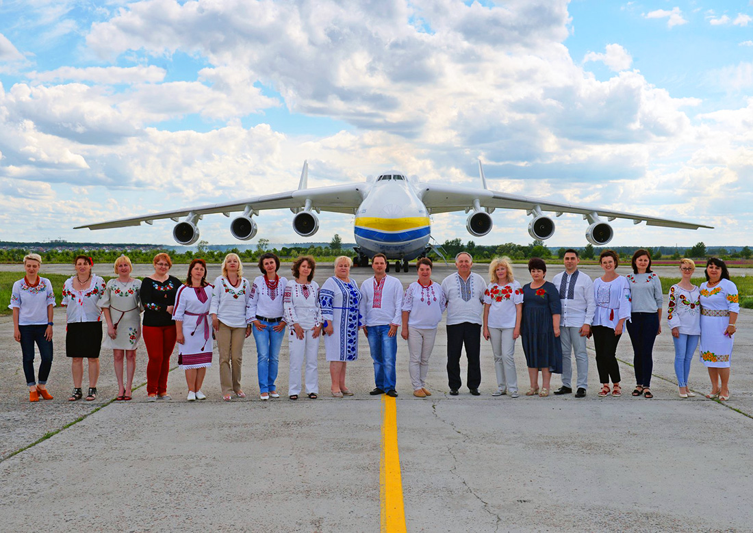 Сайт мрия ньюс. Мрия самолет Гостомель. Самолёт АН-225 Мрия уничтожен. Самолет на аэродроме. Самый большой самолет.