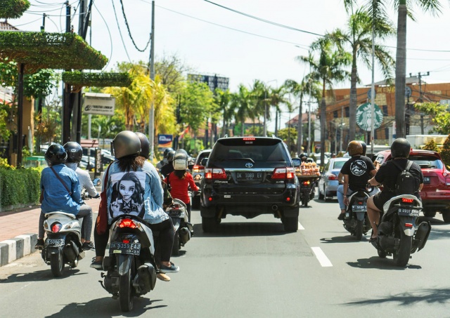 Власти Бали хотят запретить туристам арендовать мотоциклы