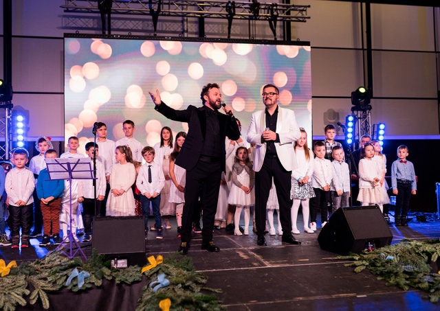 Українці в Чехії на концертах Олександра Пономарьова та Михайла Хоми роблять великі внески для ЗСУ