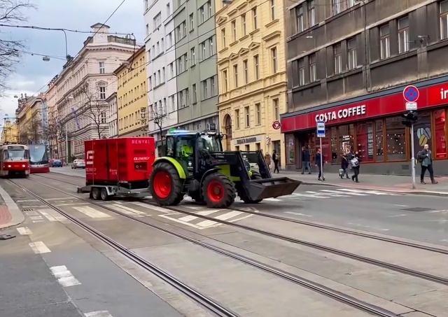 В центре Праги заметили уникальный трактор со спецсигналами: видео
