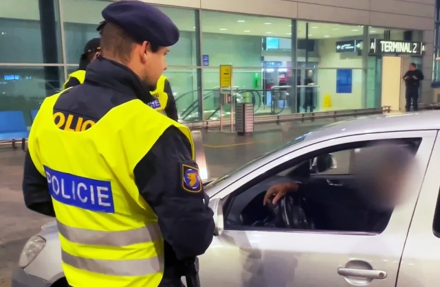 Полиция по делам иностранцев провела рейд в аэропорту Праги: видео