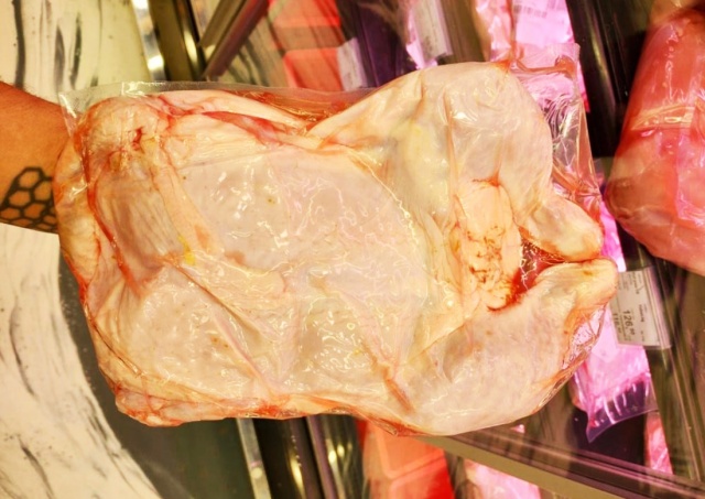 В чешские магазины попала зараженная сальмонеллой курятина