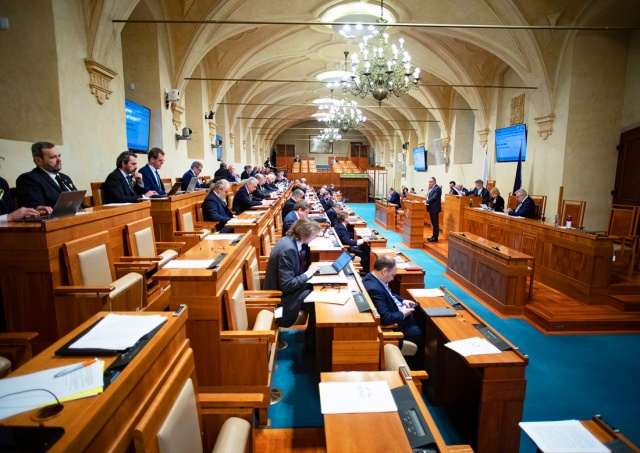 Сенат Чехии одобрил новые правила выплаты гуманитарного пособия беженцам