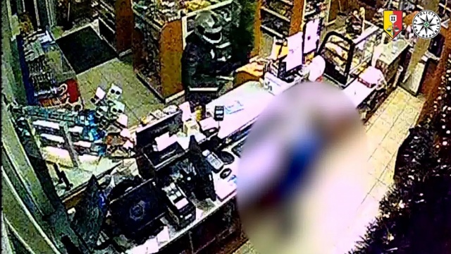 Вооруженное ограбление АЗС в Праге попало на видео