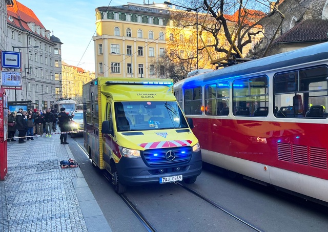 В Праге две девочки попали под трамвай. Одна лишилась ноги