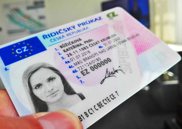 Минтранс Чехии призвал водителей проверить свои удостоверения
