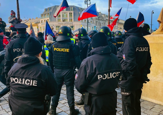 В Праге демонстранты хотели сорвать флаг Украины с Национального музея. Вмешалась полиция