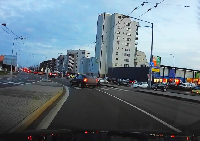 В Брно таксист сбил пенсионера на переходе и поехал дальше: видео