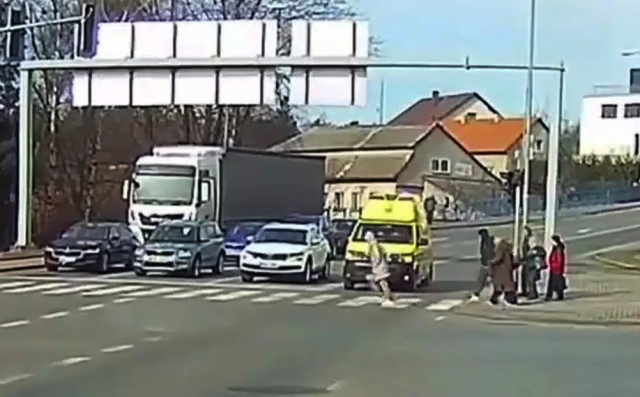 В Чехии пешеходы не пропустили машину скорой помощи: видео