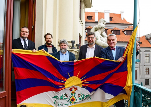 Мэрия Праги вывесила флаг Тибета