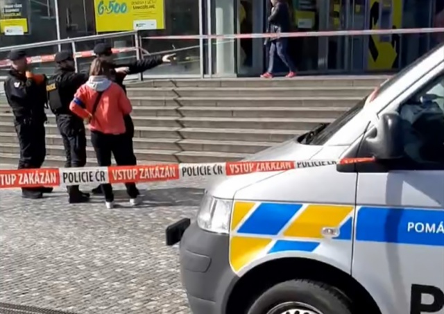 Неизвестный порезал мужчину на улице в центре Праги