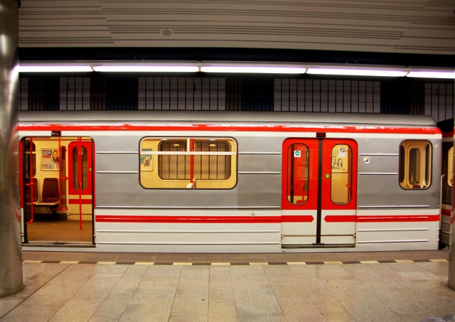 Вандалы испортили начало дня пассажирам пражского метро