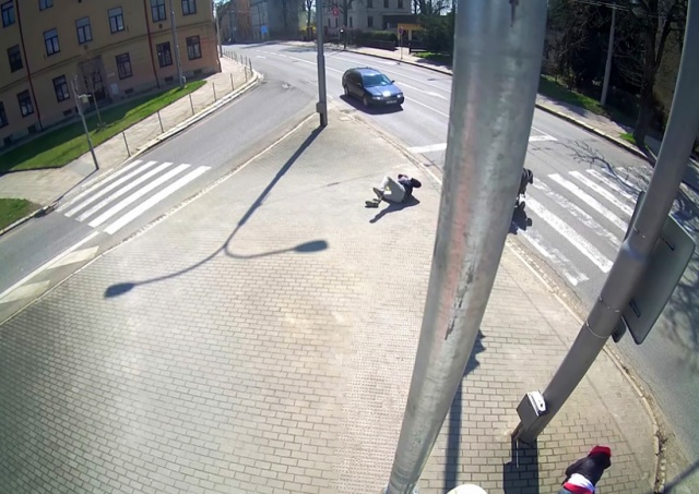 Жуткое ДТП с детской коляской в Чехии попало на видео