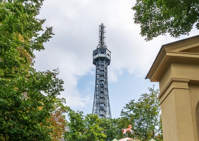 Сегодня Петршинская башня в Праге окрасится в красный цвет