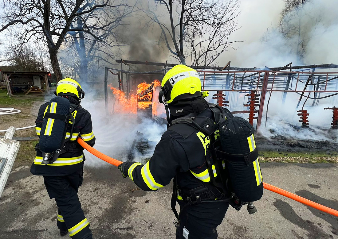 Причина трагического пожара на конюшне в Праге – поджог. Подозреваемый задержан