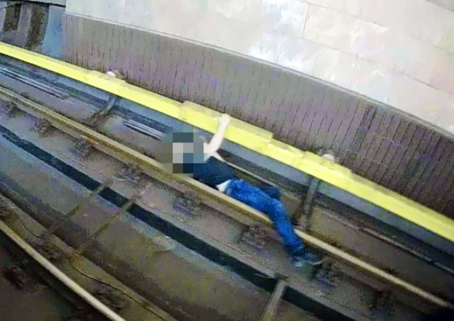 Полиция предотвратила самоубийство в метро Праги