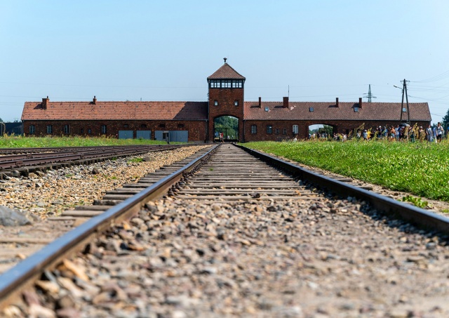 Неэтичное поведение туристки в Освенциме вызвало бурю негодования в соцсетях