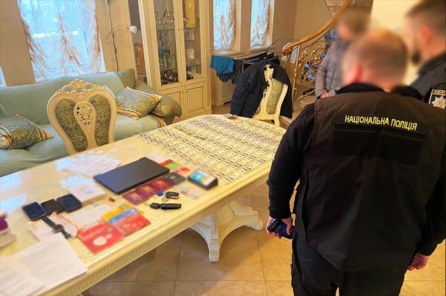 В Украине задержали орудовавшую в Чехии банду телефонных мошенников