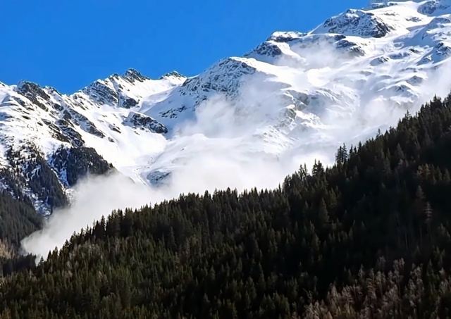 Шесть человек погибли в Альпах в результате схода лавины: видео