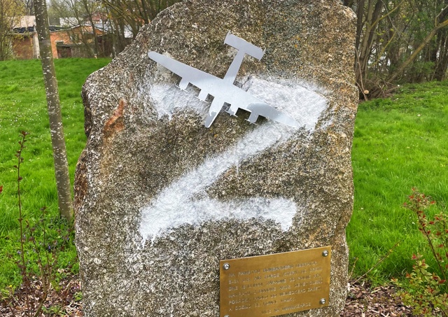 В Чехии вандал изуродовал памятник буквой «Z»