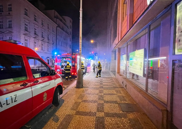 На подземной парковке в центре Праги сгорел электромобиль: видео