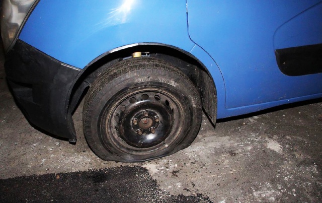 Житель Праги проколол 35 шин на украинских авто. Теперь его ждет суд