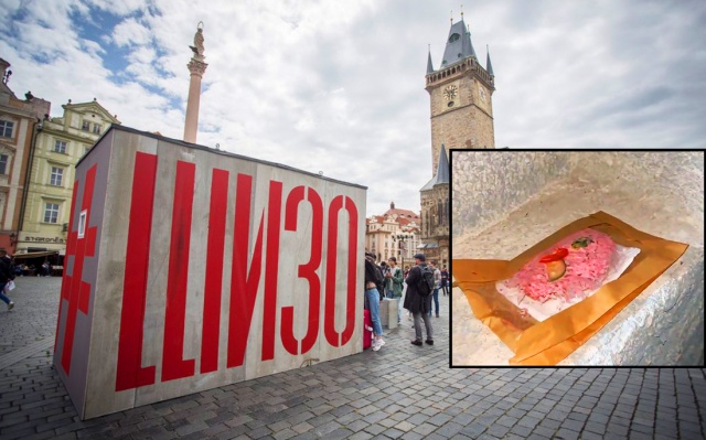 Активисты принесли бутерброд в «камеру Навального» в Праге 