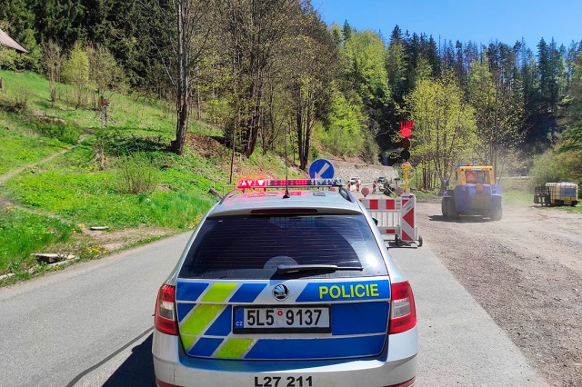 Жительница Чехии спешила отвезти дочку в больницу и нарушила ПДД. Полиция вместо штрафа сопроводила машину