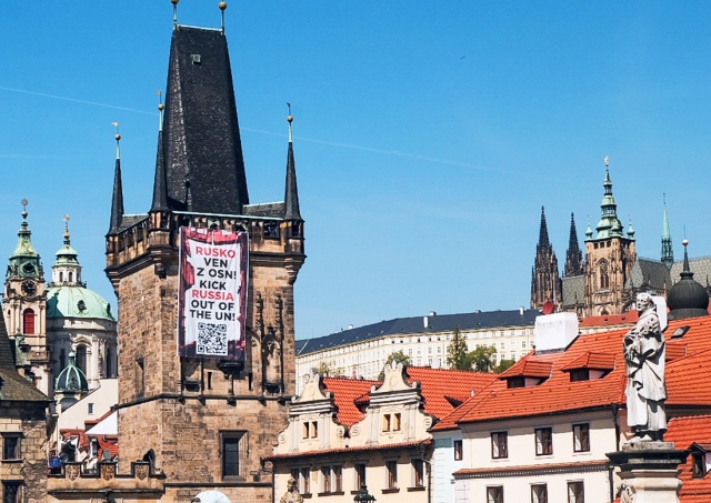 На Карловом мосту Праги вывесили баннер с призывом исключить РФ из ООН