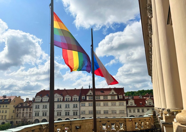 МИД Чехии вывесил радужный флаг