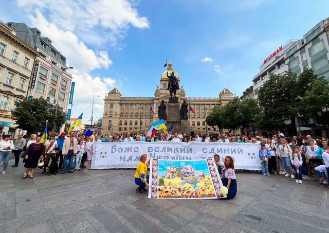 В центре Праги прошел парад вышиванок: фото