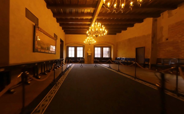 Дрон облетел залы Староместской ратуши: красивое видео одним кадром