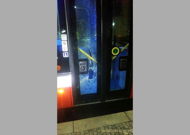 В Праге пьяная женщина вломилась в припаркованный автобус, метнув в дверь смартфон