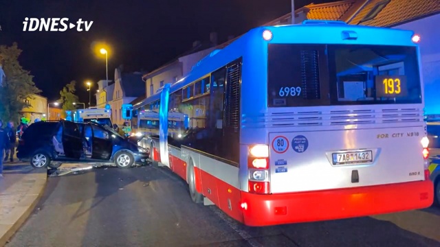 В Праге пьяный водитель врезался в городской автобус: трое пострадавших