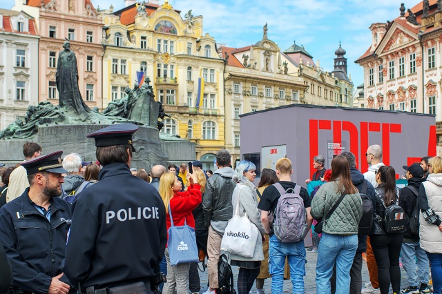 В центре Праги установили копию камеры, в которой сидит Алексей Навальный: фото