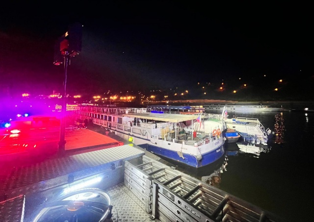 В центре Праги тонуло прогулочное судно: видео