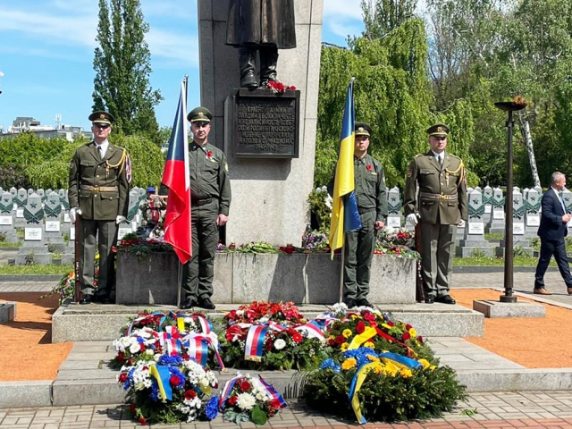 Посольство Украины и ведущие политики Чехии почтили память павших красноармейцев