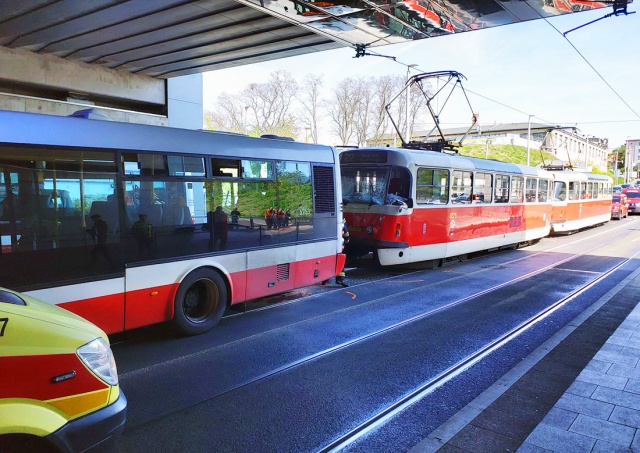 В Праге трамвай врезался в автобус: 8 пострадавших