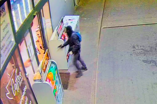 В Праге сотрудник АЗС отбился от вооруженного грабителя: видео