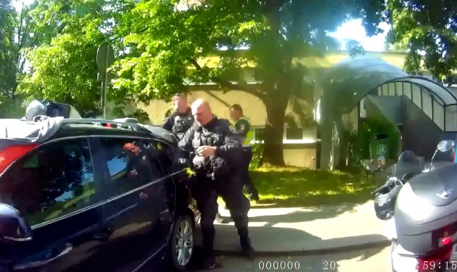 В Чехии полицейские водой охлаждали машину с запертым внутри младенцем: видео