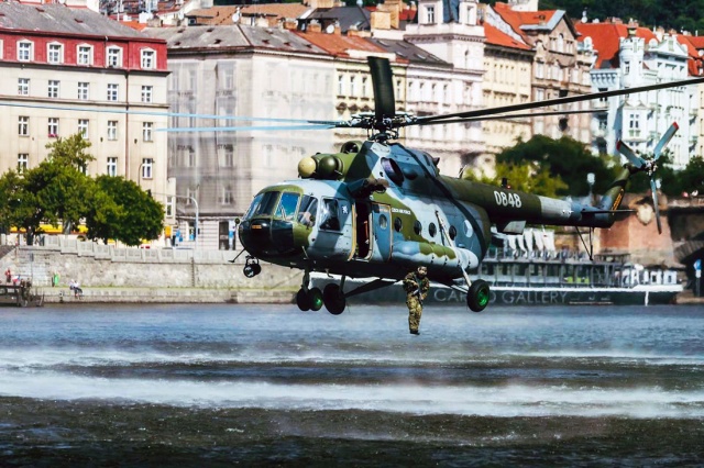 Армия Чехии отметила 30-летие в центре Праги: как это было