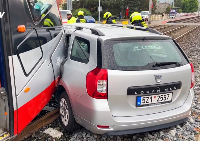 В Праге трамвай столкнулся с автомобилем