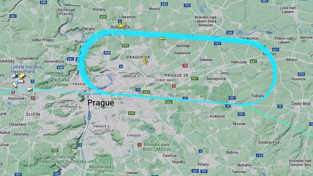 Американский военный самолет десять раз облетел Прагу