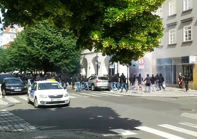В центре Праги подрались итальянские и английские фанаты: видео