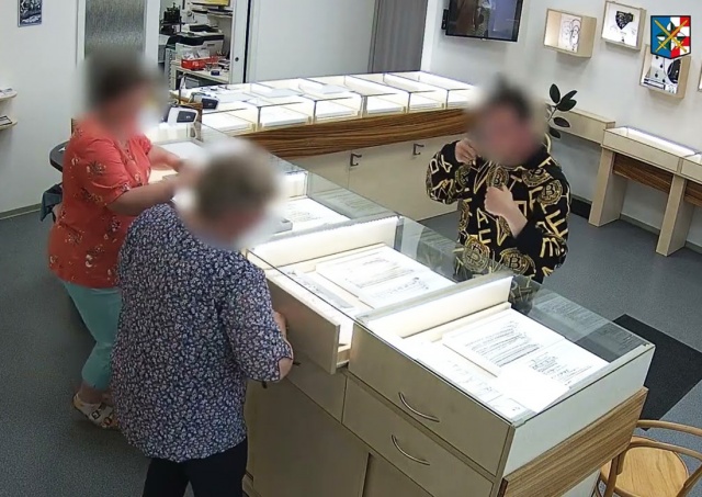 Незатейливое ограбление ювелирного магазина в Чехии попало на видео