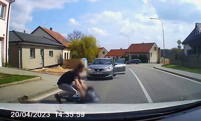 В Чехии ребенок выбежал на дорогу прямо под авто: страшное видео