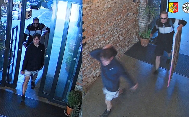 В Праге неизвестные вынесли из кафе картину за 150 тыс. крон: видео