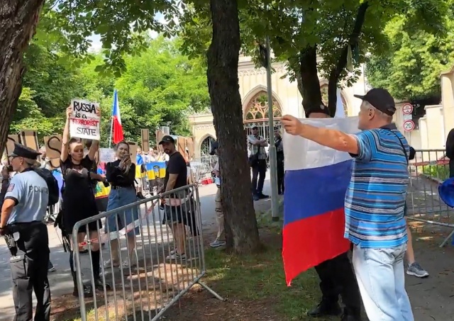 У посольства РФ в Праге сошлись пророссийские и проукраинские демонстранты