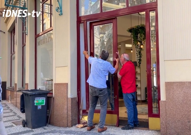 В центре Праги автомобиль въехал в дверь магазина, сбив туриста: видео
