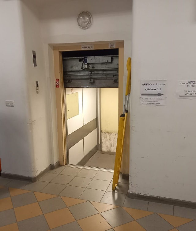 В пражской больнице упал лифт с людьми